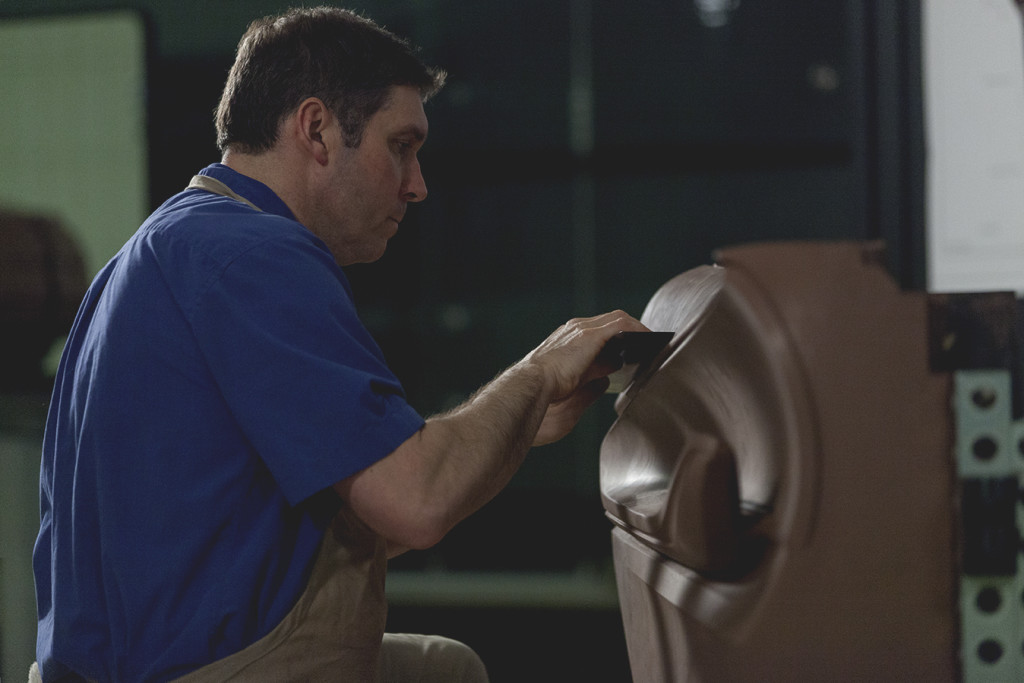 Mark Dybis, creative sculptor, works by hand to bring the designers’ vision of the Buick Avista Concept to life. © General Motors.